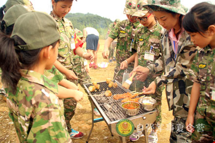 暑期学生野外特训之烧烤活动 培养孩子动手能力